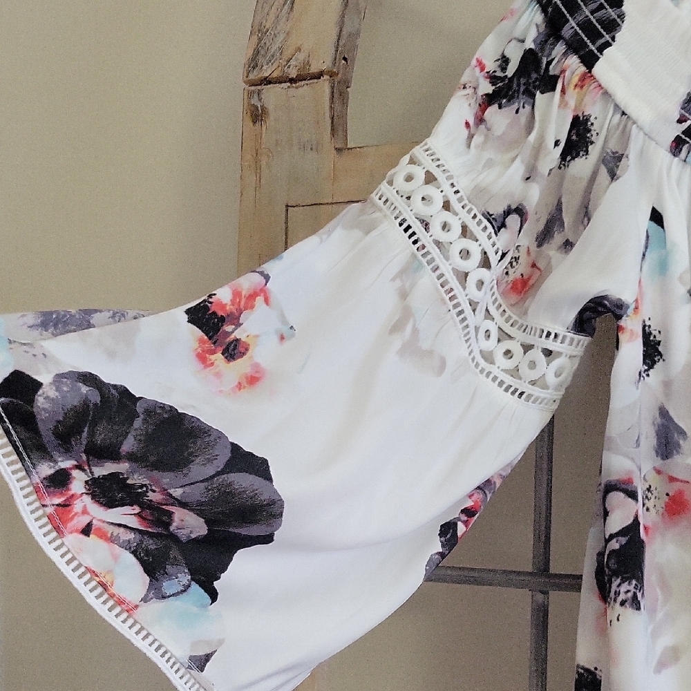 Jennifer Lopez Floral Off-Shoulder Top - White and Black Floral NWT SZ L - Picture 4 of 6